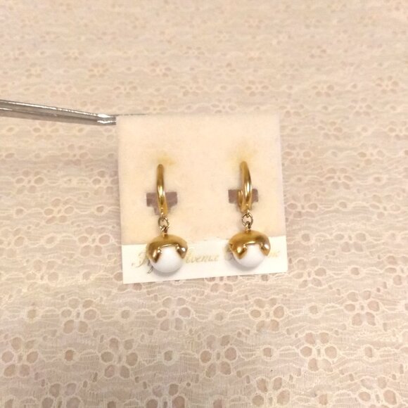 Vintage White Beads Gold Tone Dangle Drop Earrings Timeless VTG Jewelry - Picture 5 of 6